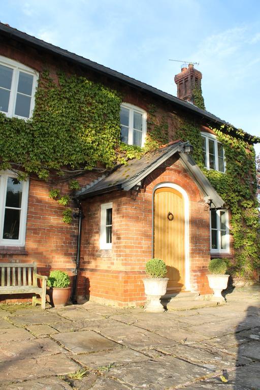 The Jockey Room Hideaway Spurstow 外观 照片